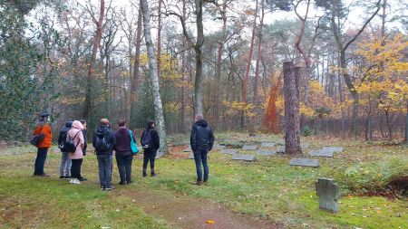Erinnerungen bewahren: Schülerinnen und Schüler des Gregor-Mendel-Berufskollegs pflegen Kriegsgräber der Kriegsgräberstätte „Auf dem Dörenkamp“ in Sennelager